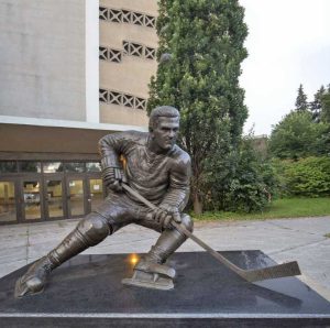 Outdoor Bronze Ice Hockey Player Statue Sculpture