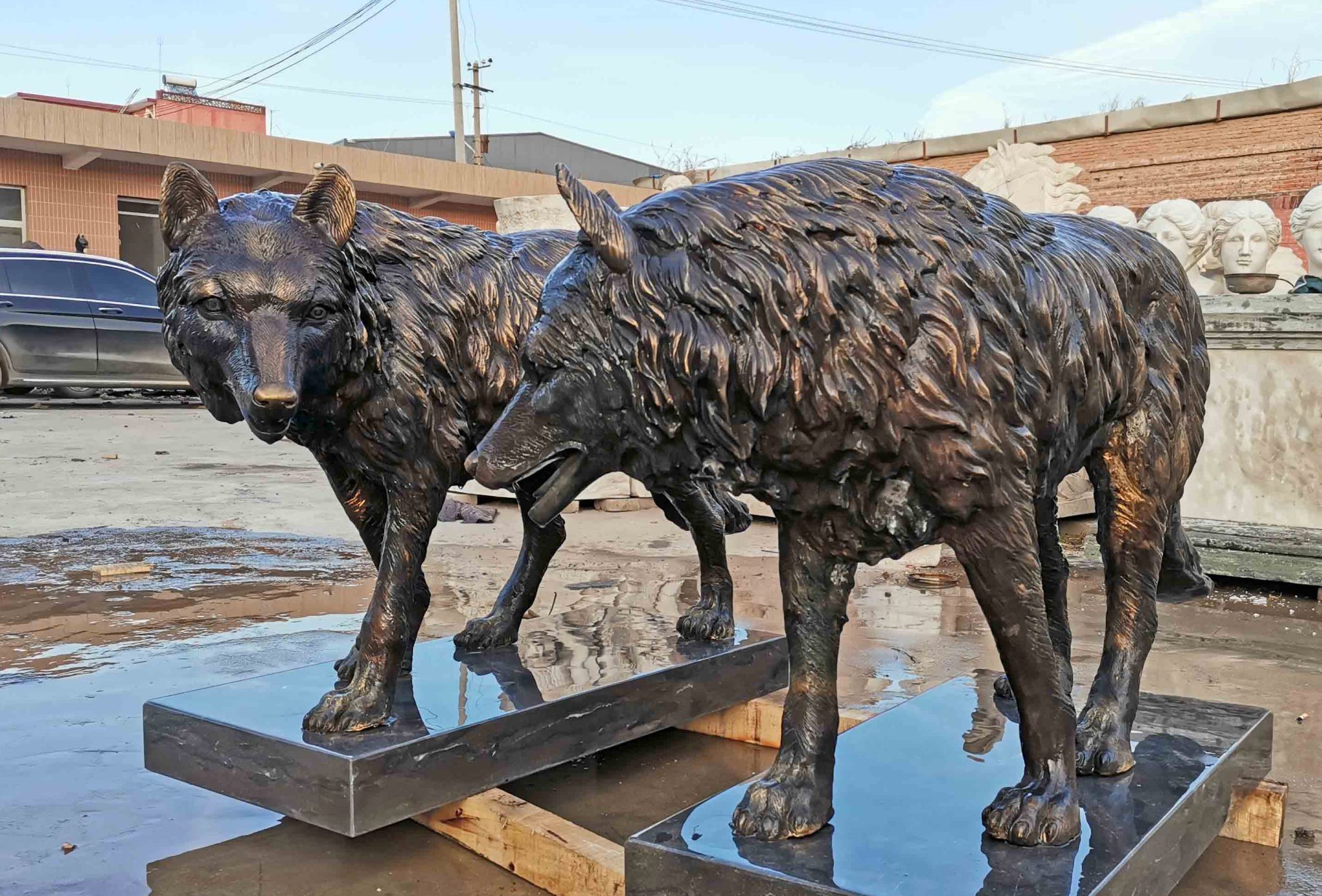 garden bronze wolf statue