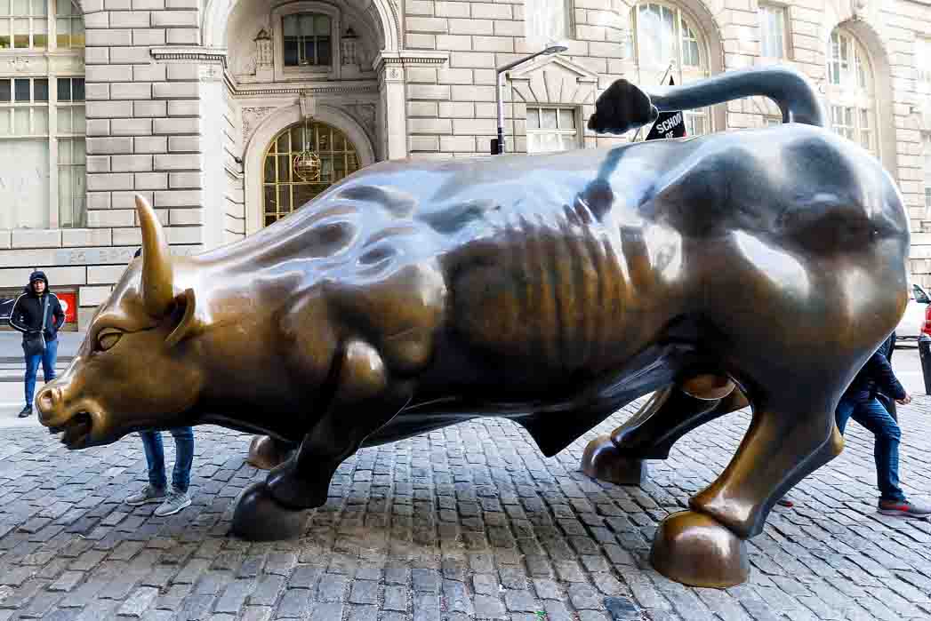 bronze bull statue wall street