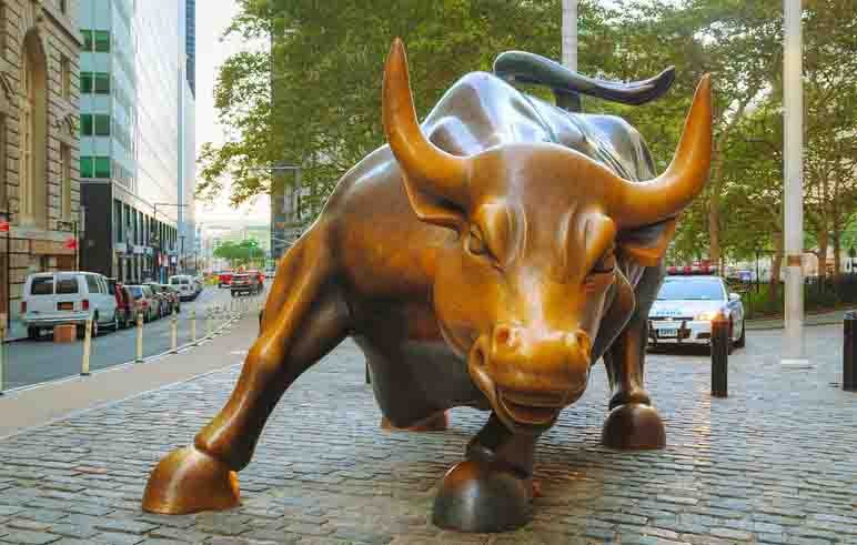 the wall street bull statue