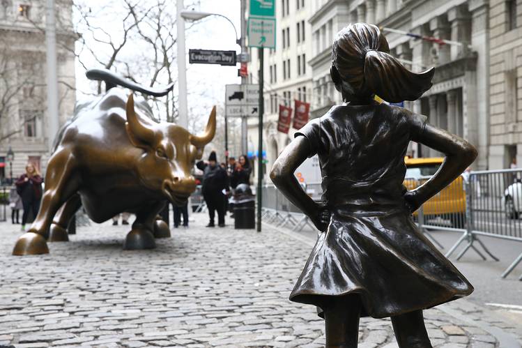 wall street charging bull statue Fearless Girl